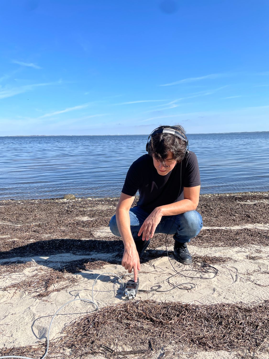 Fran recording sound experiments with the geophone at the beach by Sound Art Lab © Fran Villalba